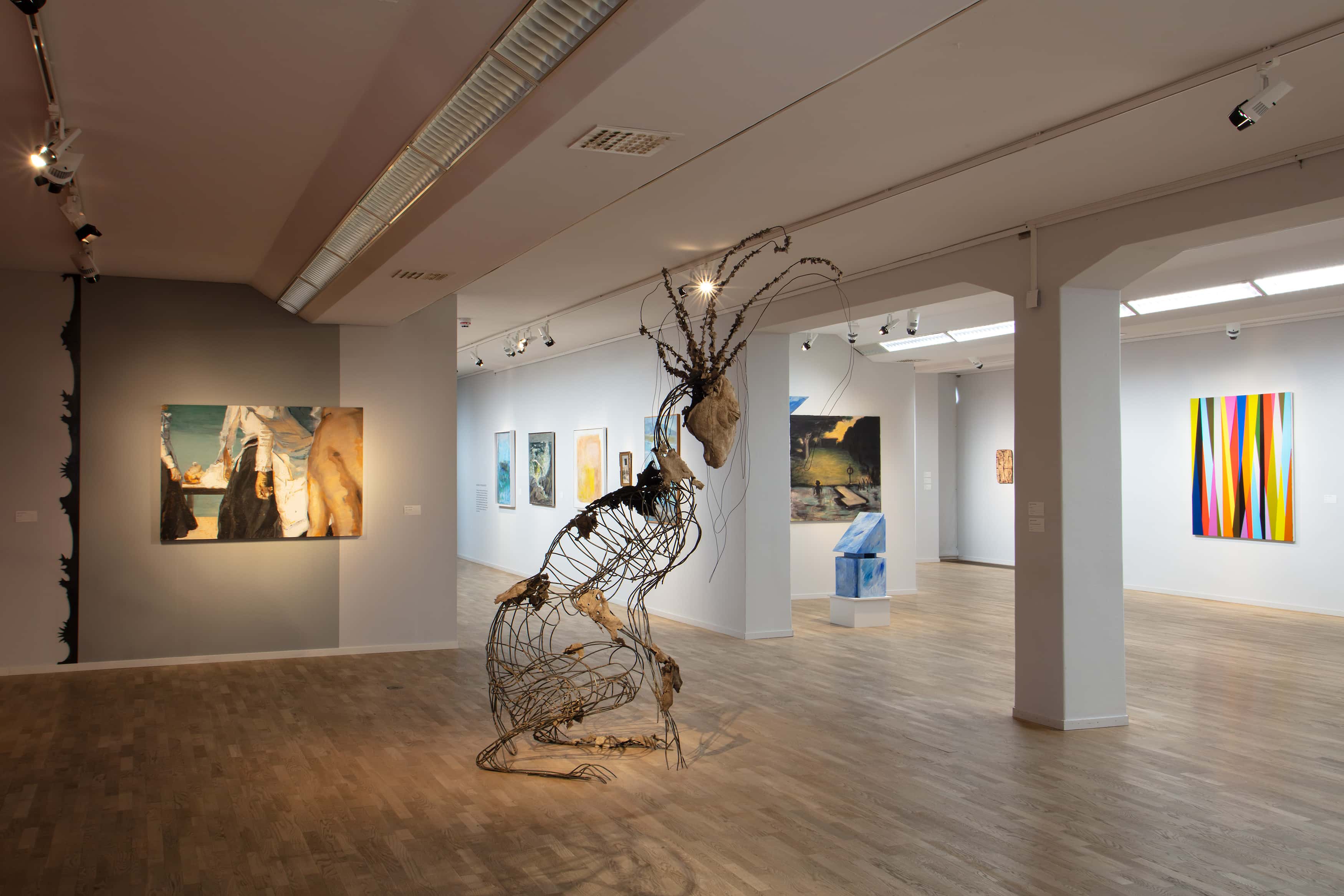 Utställningssal med stor skulptur av hare