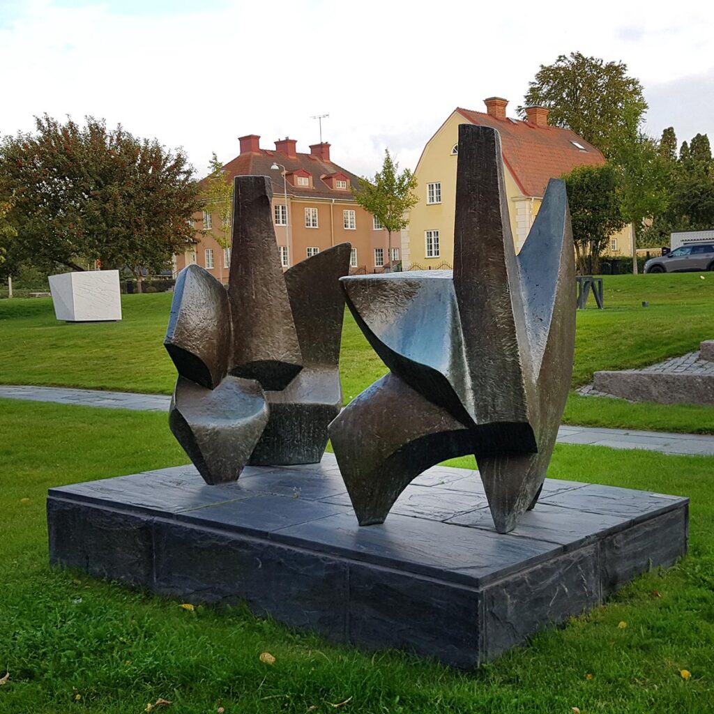 Foto som föreställer en bronsskulptur i Konstmuseets skulpturpark.