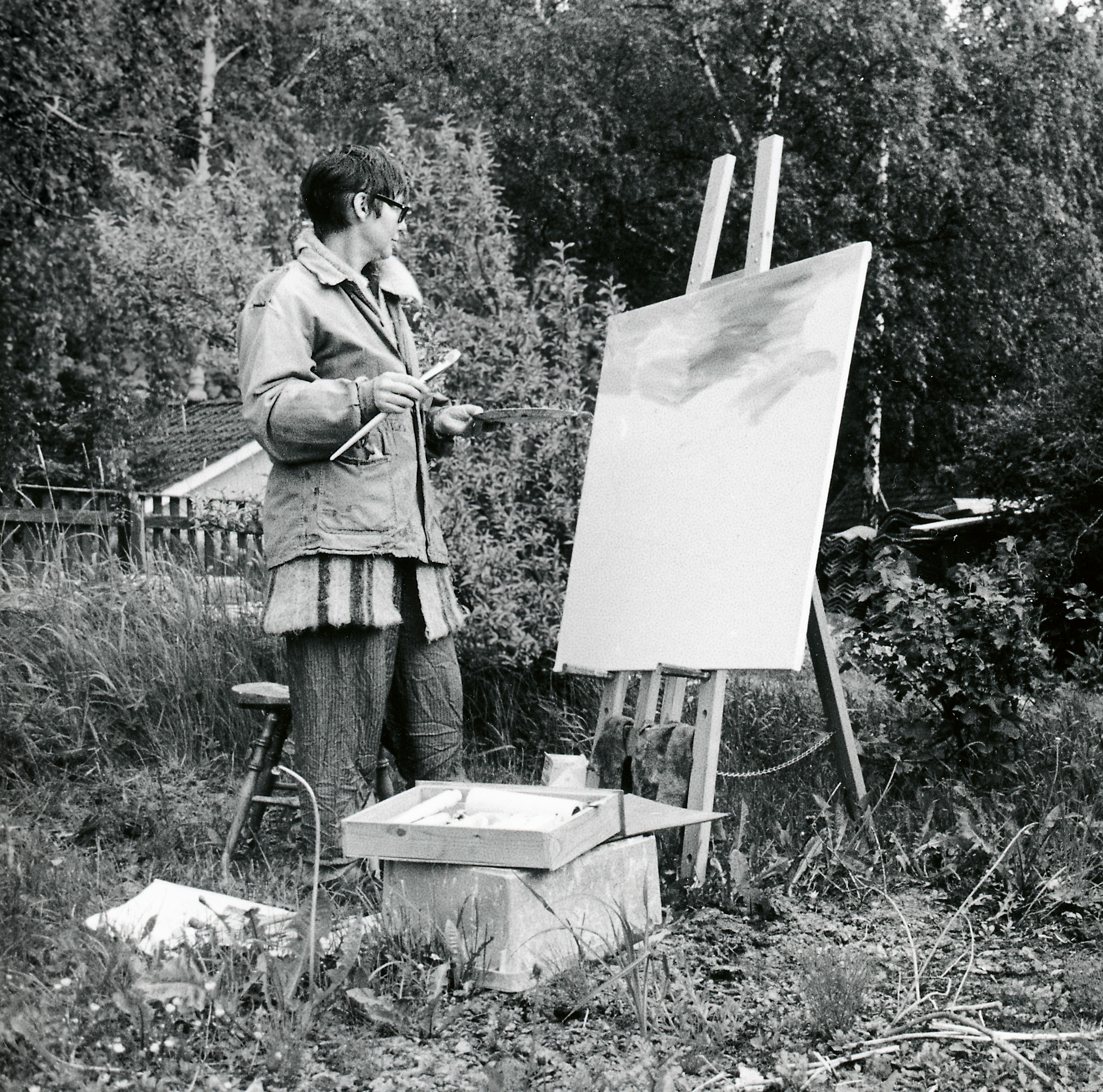 Konstnären Anna Sjödahl står vid ett staffli