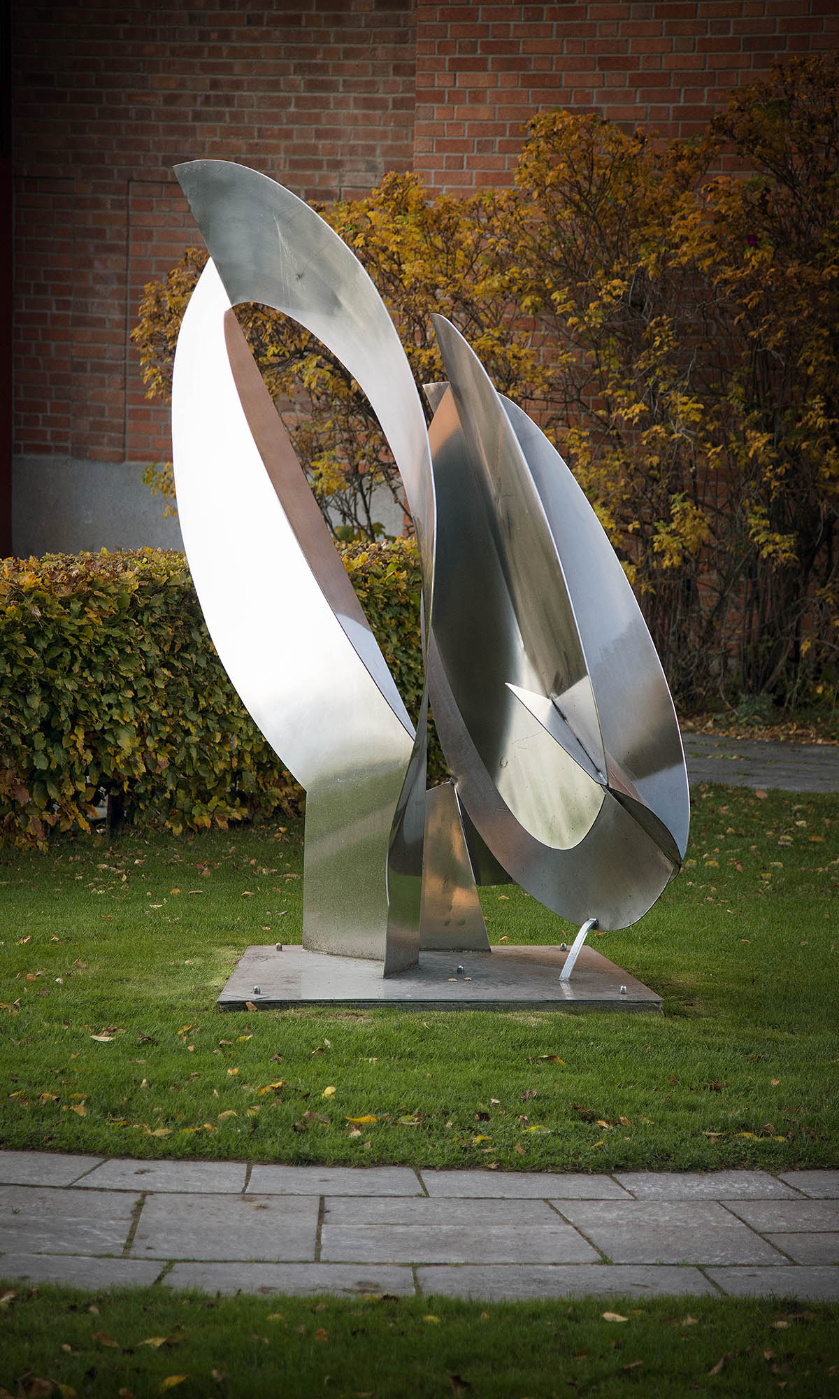 Elli Hembergs skulptur Tre löv.