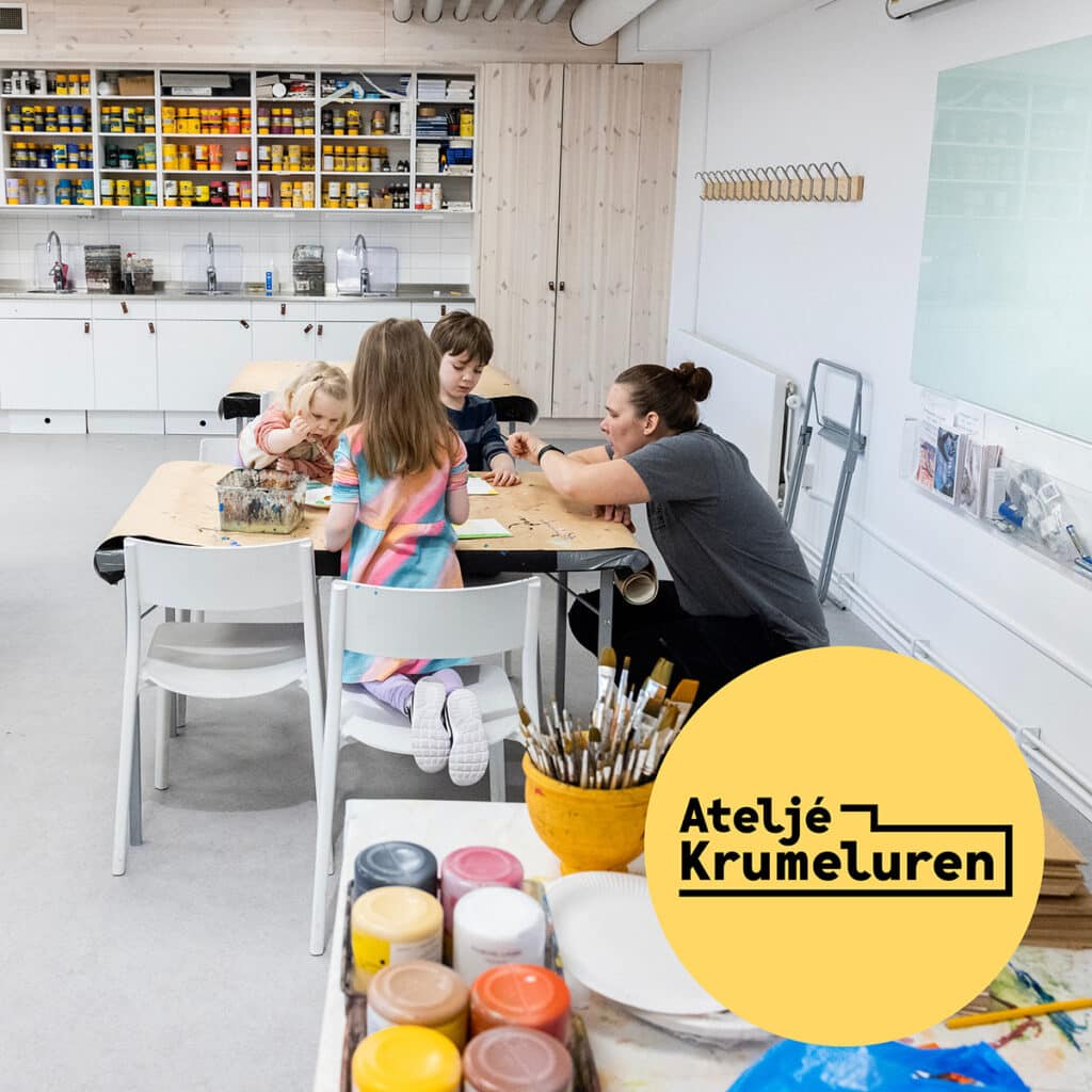 Barn som skapar i Ateljé krumeluren tillsammans med en av museets bildpedagoger.