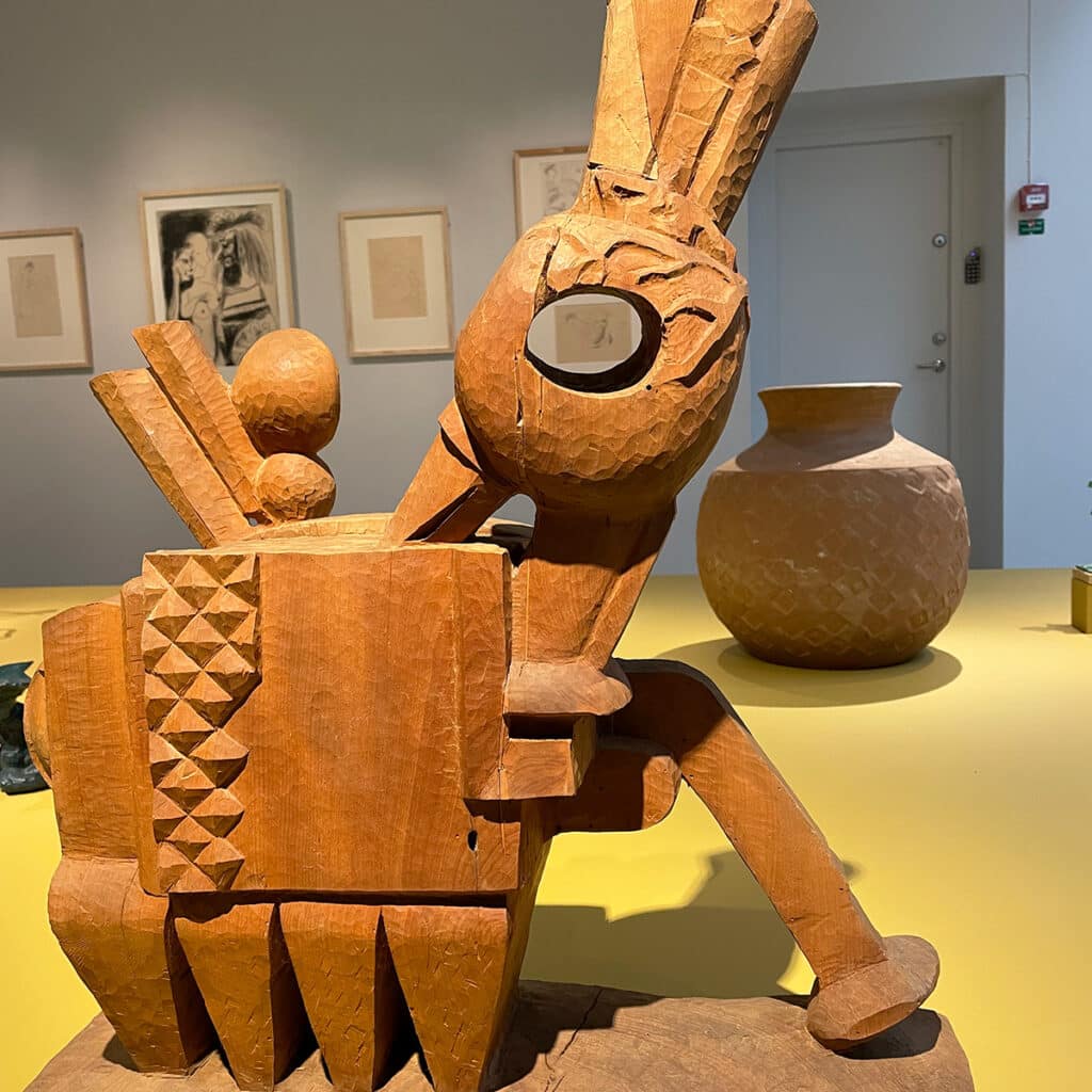 Träskulptur av ökenfågel