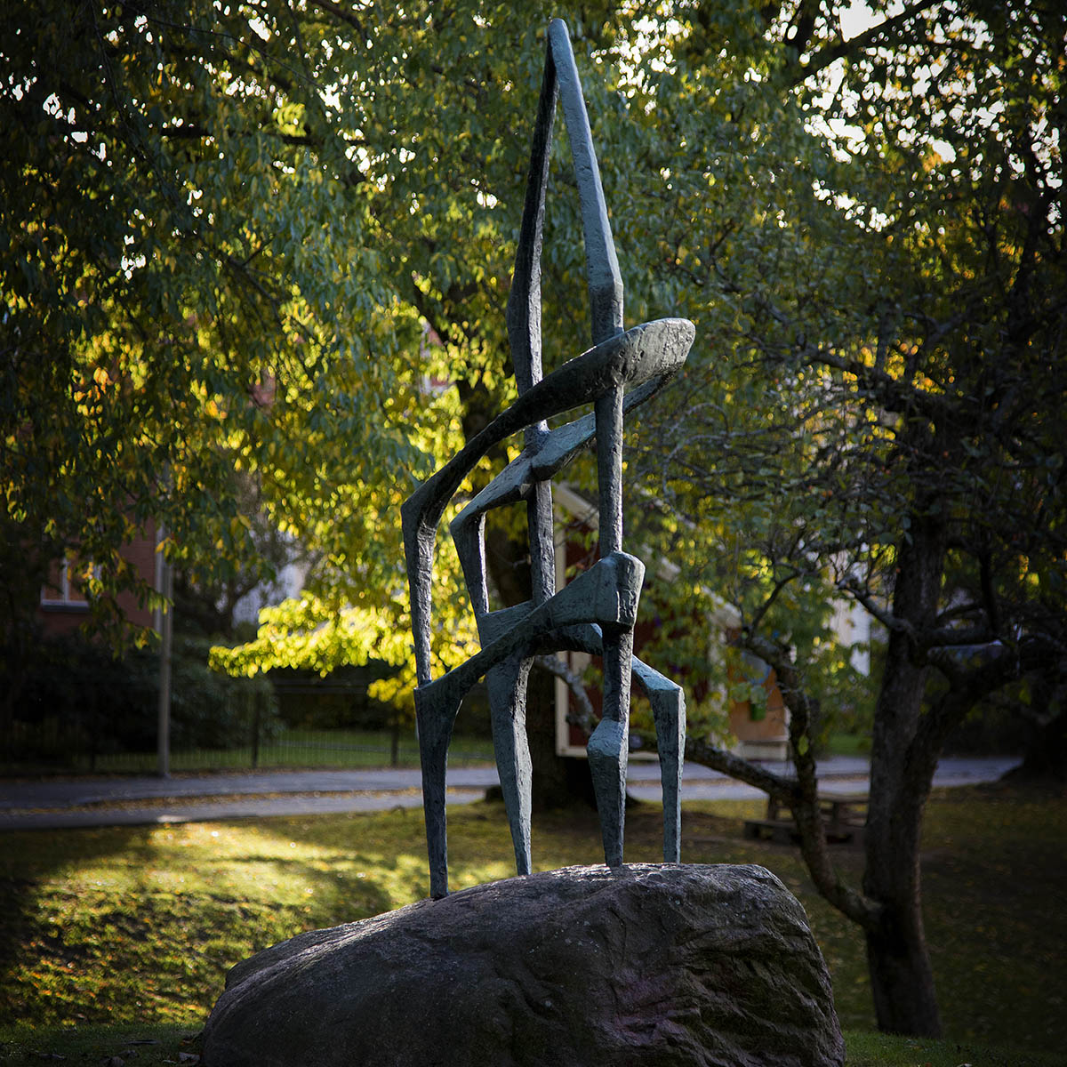 Arne Jones skulptur katedral i en grönskande park.