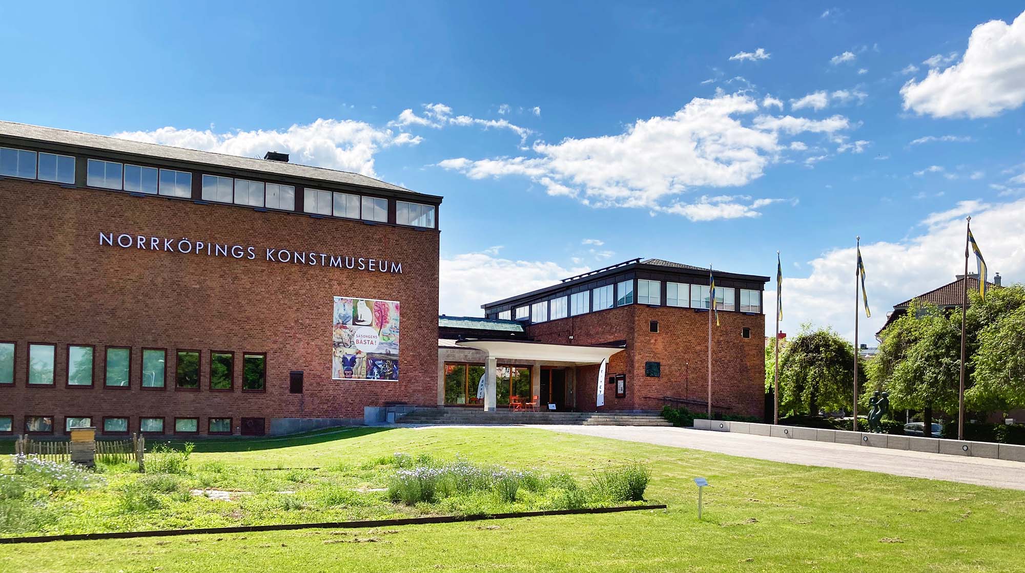 Norrköpings konstmuseum mot en blå himmel och strålande sol