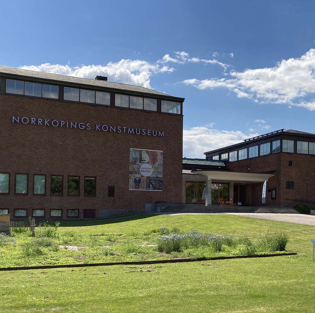 Norrköpings Konstmuseum. Blå himmel och grön gräsmatta.