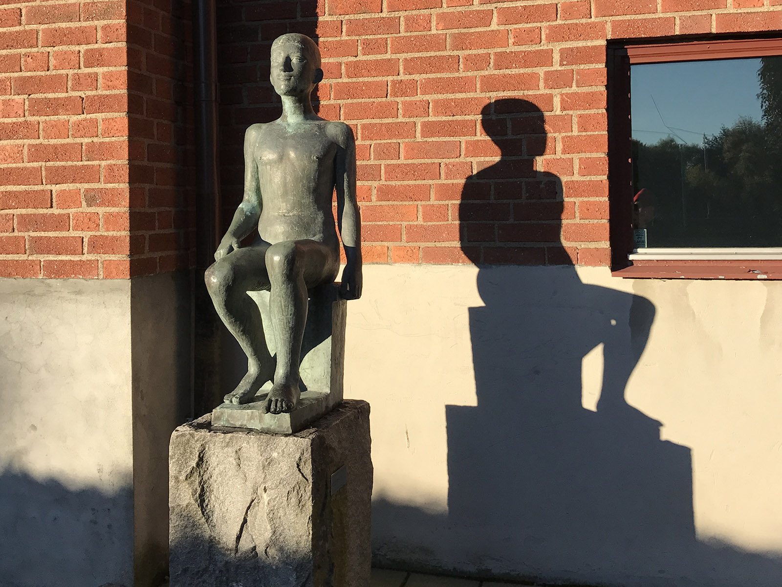 Bror Marklunds skulptur Sittande pojke.