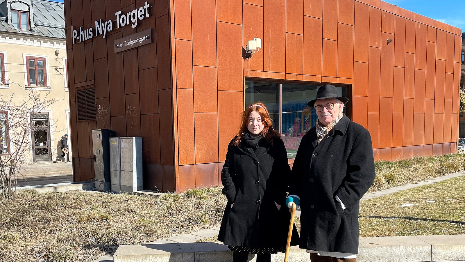 Konstnärerna Mia Makila och Åke Bjurhamn utanför parkeringshuset på Nya torget