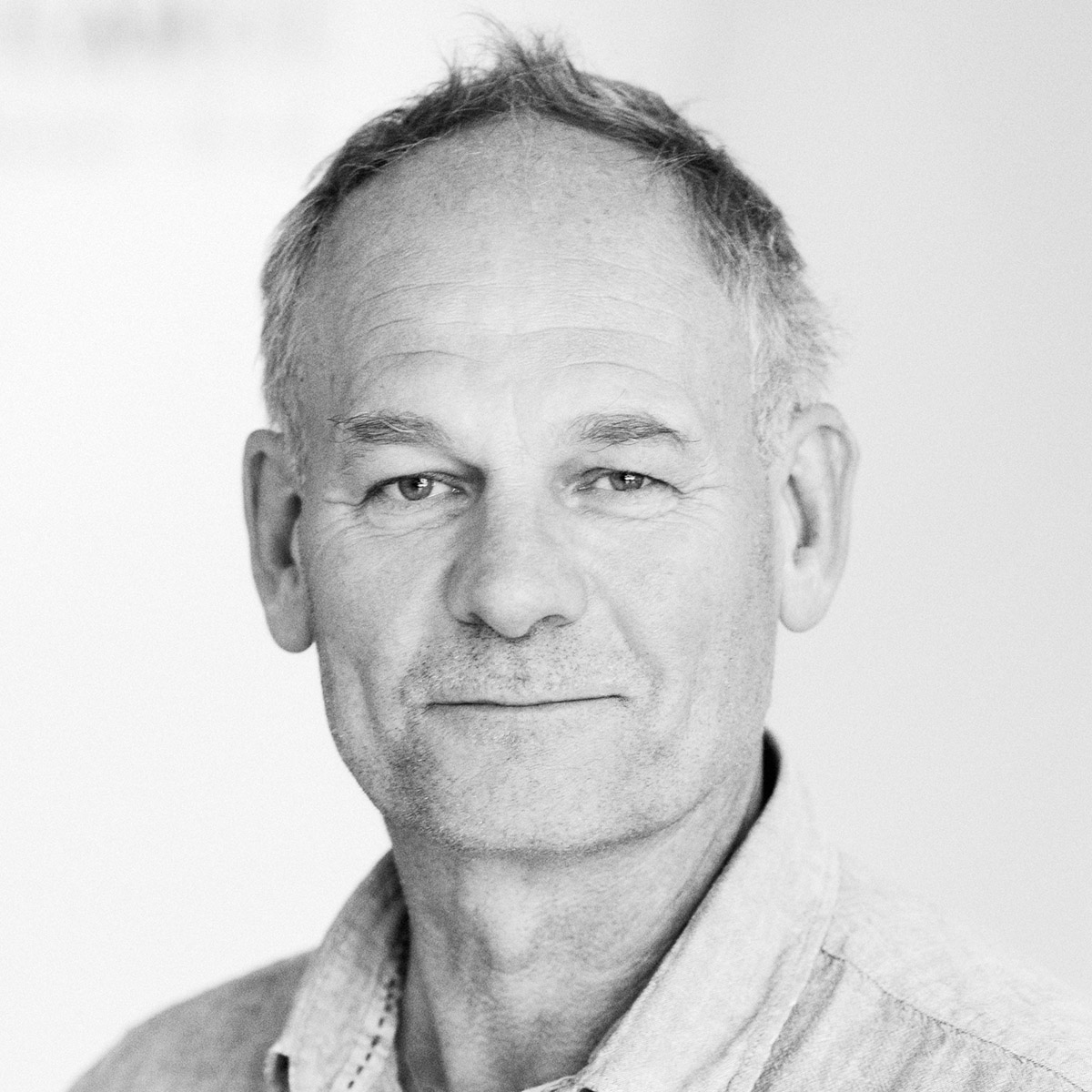 Örjan Söderholm_NKM_2021 Svartvitt foto av museitekniker Örjan Söderholm.