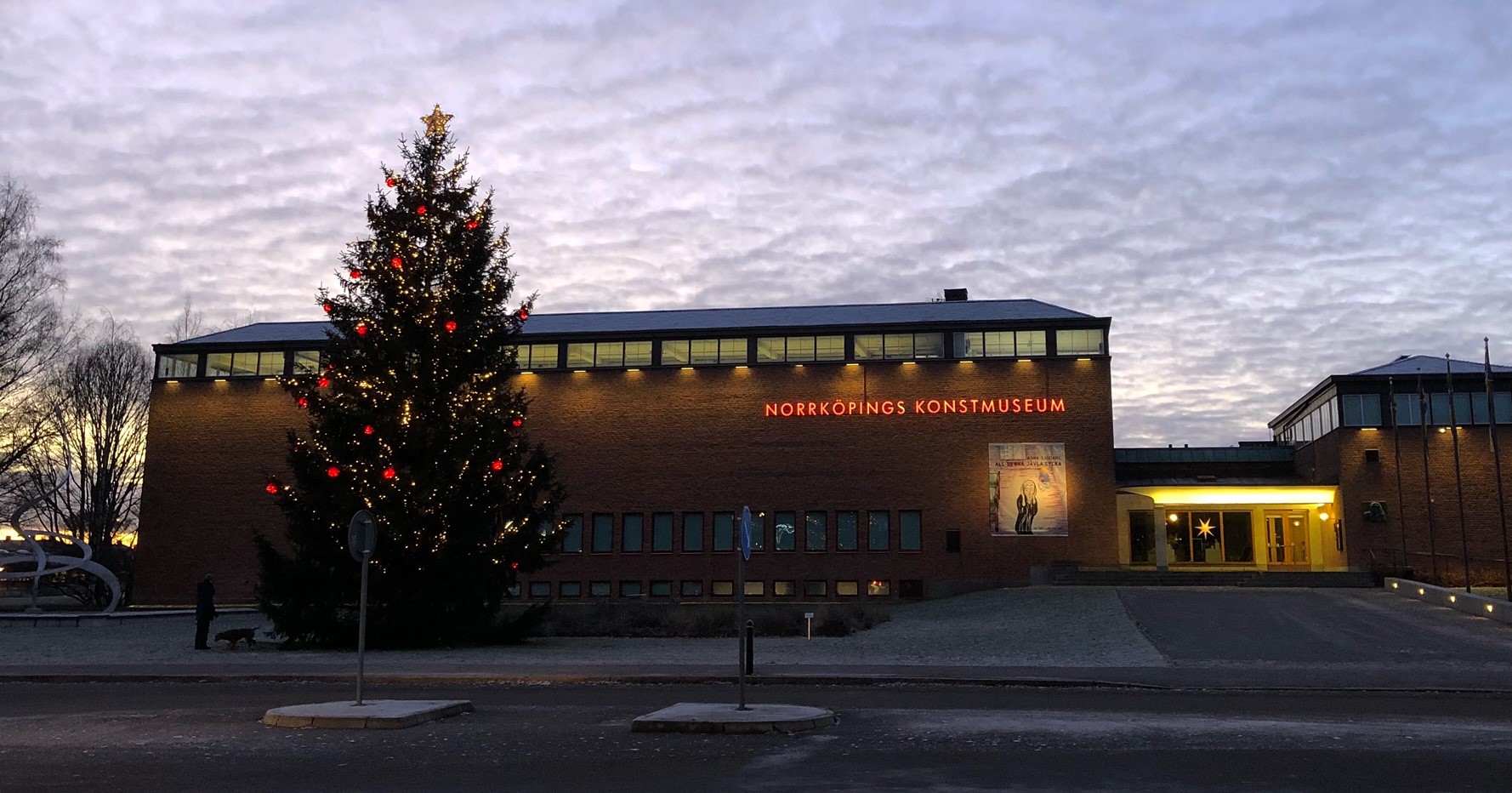 Konstmuseet och julgran med morgonhimmel