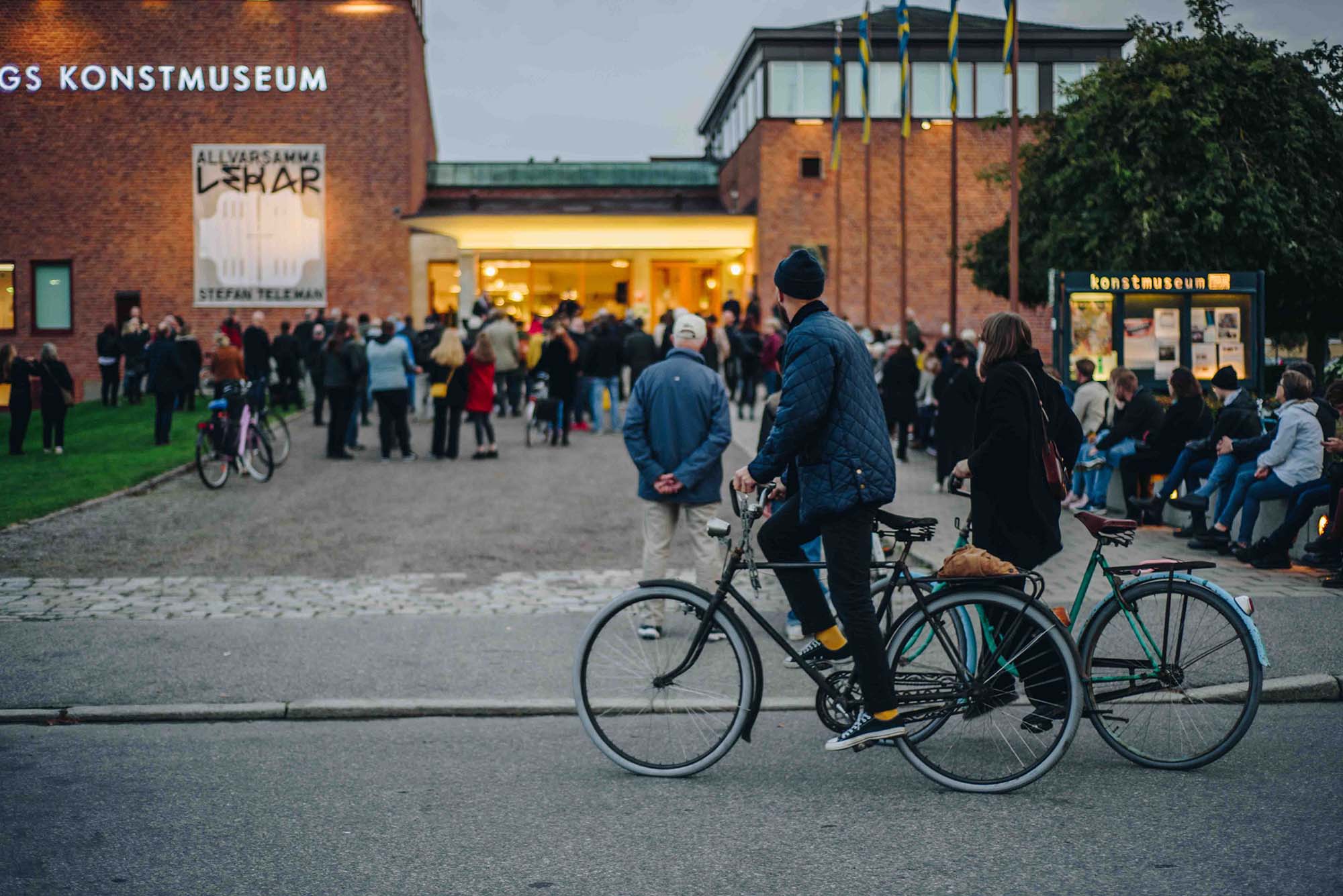 Publik samlad framför Konstmuseet.