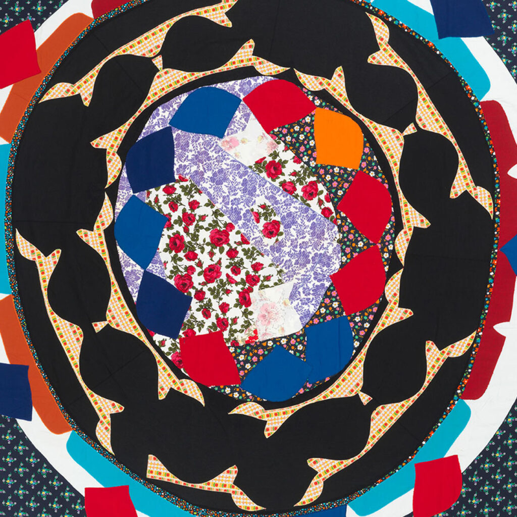 Konstverk av Noa Eshkol. Cirkel med mindrefärglada tygbitar placerade i en spiral